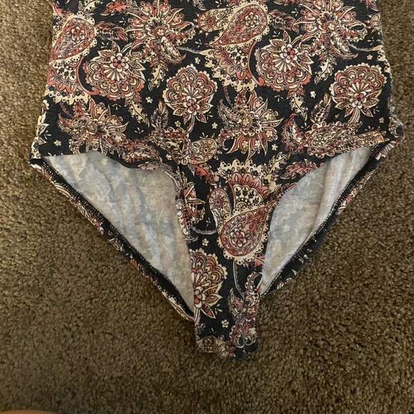 Cute cold shoulder 👀brown palsy bodysuit extremely cute. - Picture 5 of 9